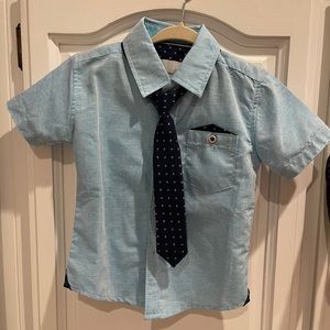Button up short sleeve shirt with tie.